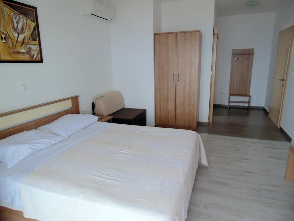 House Natali 70M From The Beach - Free Ev Top Up Rtina Exterior foto